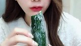 吃冰小姐姐一口一根黄瓜