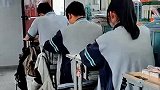 你还记得上学时，前后桌的礼尚往来吗