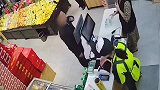男子在水果店“鬼手换钞” 被机智店员识破后落荒而逃