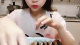 美女吃紫菜卷饭，一口一个真过瘾，哇塞爽歪歪啊！
