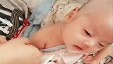 小宝宝本来正在熟睡，结果一针下去就不淡定了，太搞笑了！