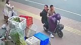 搞笑视频又一位把油门当刹车使的大神，把后座大哥摔得不轻啊