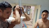 吓人！湖北一青年头插菜刀等治疗 警方称正在调查