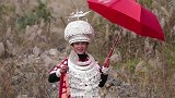 贵州黄平苗族一对新人结婚，先到古树下许个心愿，新娘好漂亮呀！