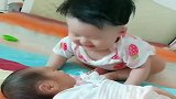 妹妹一醒来，1岁的哥哥就这样看她，这一幕太暖了！