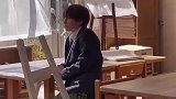 男子依靠在窗边，像极了电影里的男主