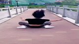 美女可能是风火轮转世，魔性后翻动作，忍不住笑出声！