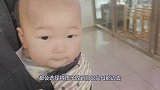 猴子把小女孩当自己孩子，随后画面让人哭笑不得，镜头记录全过程