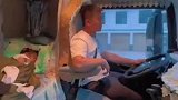 货车司机将驾驶室装扮成温馨屋，为了妻子和女儿在里面更舒适