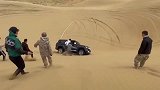 穿越库布齐沙漠，结果二手车贩在沙漠中翻车了