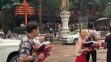 真是一群不知死活的人，居然敢去挑衅洒水车，这下尴尬了吧！