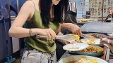 小姐姐，你确定自助餐是这样吃的吗？
