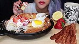 美女试吃锅烤荷兰松饼、脆片培根