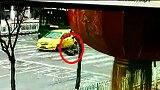 车主撞伤公交前横过马路女生被定同责 主办交警认为定责有误