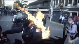 男子未戴口罩被警察打死 抗议者当街点燃警察现场惨烈