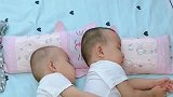双胞胎兄弟睡觉，妈妈拉下被子的这一刻，瞬间要哭了