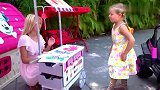 戴安娜和罗玛假装在卖冰淇淋和其他有趣的儿童玩具
