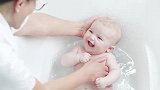 法国护士演绎给宝宝洗澡的最高境界,宝宝不是在洗澡而是在享受！