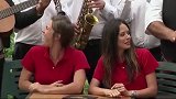 国外恶搞，三波乐器演奏者互相抢饭碗，围着路人一顿猛吹噪音刺耳