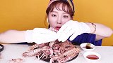 小姐姐吃一盘子皮皮虾，看她剥虾的姿势可真专业呀