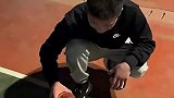 男生将酒精倒在篮球上，并将篮球点燃后拍打