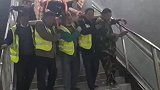 众人齐心将2400斤安检机，挑下地铁站