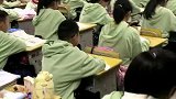 老师偷偷买来蛋糕，为同学庆祝生日
