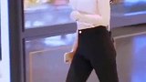 街上偶遇这么好看的美女老是看着我，难道她看上我了吗