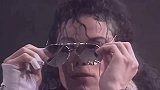 一秒价值百万现场，光摘眼镜就要了三分钟，只有迈克尔杰克逊敢做
