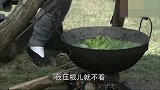 国军士兵吃肉炫耀，谁知八路一石头扔过去，直接打翻锅！