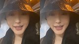 张天爱下班后状态曝光！脱掉外套后，小蛮腰一览无遗