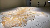 女子看展以为地上铺的是虎皮地毯，仔细一看发现铺的是香烟