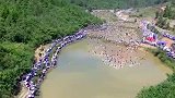 非洲小伙在鱼塘组成人墙，围住鱼儿出路，这种包抄还是第一次见
