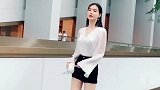 个性时髦的短裤搭配让小姐姐看着真清纯，这样的气质真是难得一见