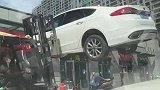小车路边刚停下，就被叉车直接叉走