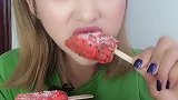 吃冰榴莲芝麻脆皮雪糕