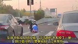 中学生过马路书本掉人行道，执勤民警看到立刻过来帮捡