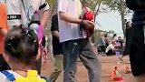 萌娃含着奶嘴就出来当“枪手”