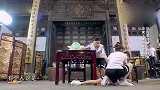 张大大蒙眼抓到陈立农的玩具鸡，农农正在窃喜，下一秒尴尬了