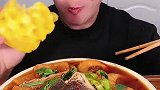吃毛血旺配着菠萝吃，小伙子的吃法就是这么的优秀