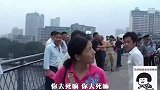 小伙三番两次来跳河，每次都造成交通拥挤，大妈很是生气