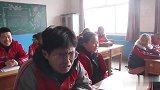 老师让学生背诵古诗，小伙一开口，把其他人都逗乐了