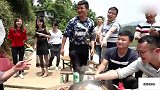 贵州苗族办喜宴，穷到只能在马路牙子摆酒席，新娘以后要吃苦了！