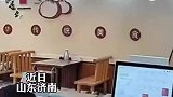环卫工人进店打包面条，暖心老板借口“找不开”免费送