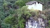 贵州一户人家把房子建在险如刀锋的山顶上，看着就怕，像高人居住