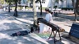 中国美女在法国街头古筝诉情，悄悄问圣僧，女儿美不美？