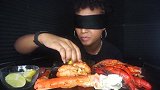 妹子吃帝王蟹和大虾，真不理解为什么要蒙着眼睛吃