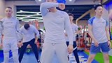 坤坤自信了，跳起来真带劲儿