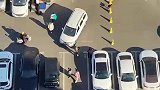 女子抱娃占位，见车位被抢还上前理论