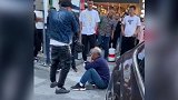 河北张家口一男子自称黑社会当街殴打老人 警方通报:打人者醉酒